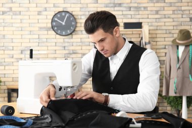 Genç atelier içinde terzi