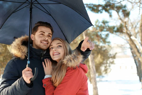 Jovem casal com guarda-chuva — Fotografia de Stock