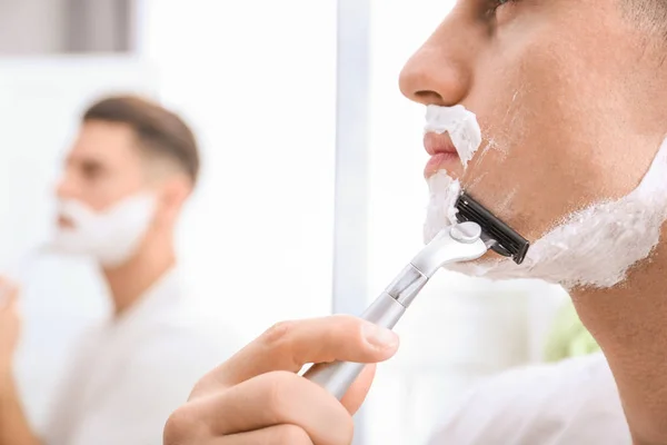 Handsome man shaving — Stock Photo, Image