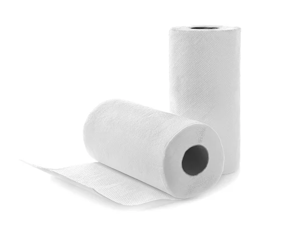 Рулоны бумажных полотенец на белом фоне — стоковое фото