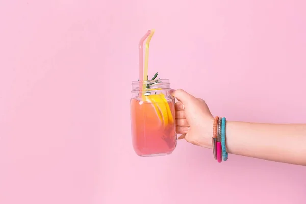 Jonge vrouw met kruik met limonade — Stockfoto