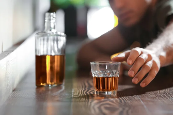 Man når för glas dryck — Stockfoto