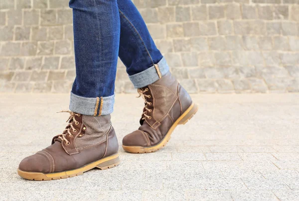 Stilvoller Mann in braunen Schuhen auf der Stadtstraße — Stockfoto