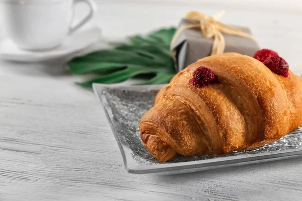 Tallrik med croissanter till frukost — Stockfoto
