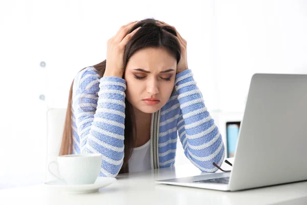 Mujer cansada en el lugar de trabajo — Foto de Stock