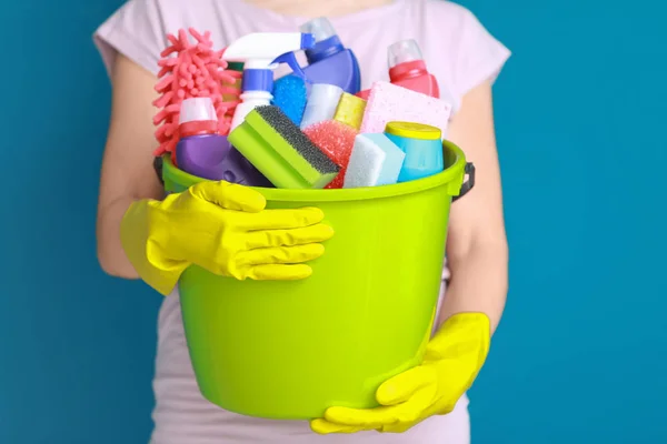 Woman holding bucket with cleaning supplies — Stock Photo, Image