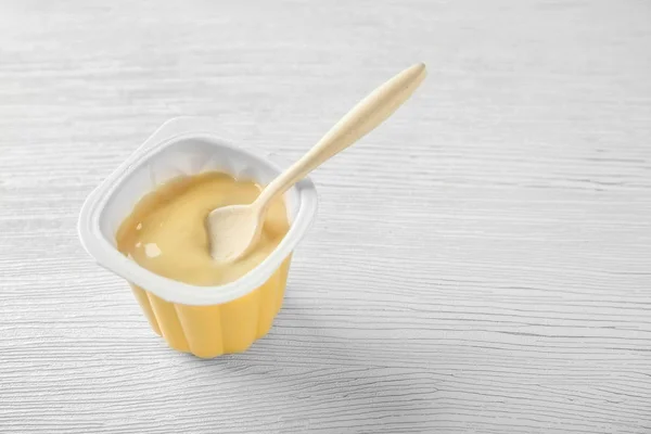 Пластиковая чашка с йогуртом — стоковое фото