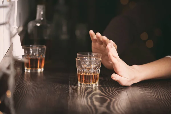 Kobieta odmawia picia alkoholu — Zdjęcie stockowe