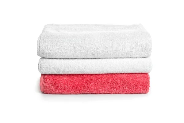 Διπλωμένη καθαρό terry πετσέτες σε λευκό φόντο — Φωτογραφία Αρχείου