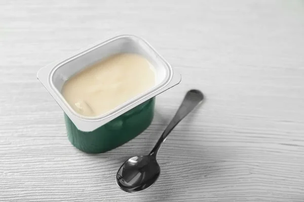 Plastmugg med vanilj yoghurt — Stockfoto