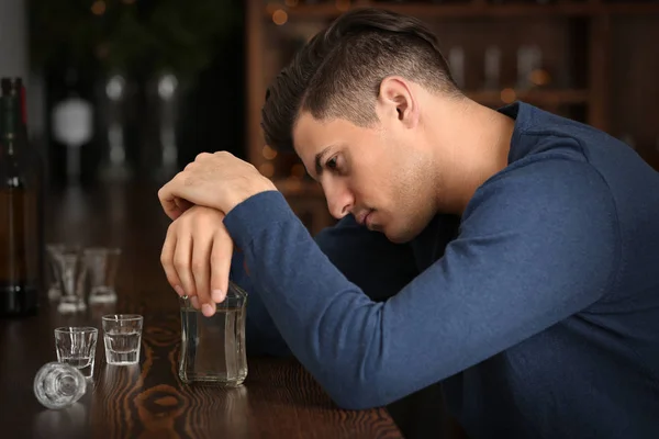 Fiatal férfi üveg ital — Stock Fotó