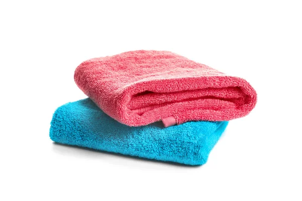 Skládané čisté ručníky a osušky na bílém pozadí — Stock fotografie