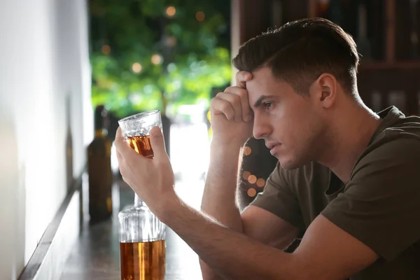 Kadeh içki ile genç adam — Stok fotoğraf