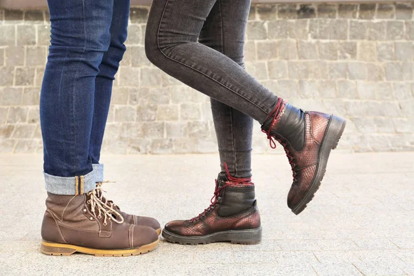 Stijlvolle paar in comfortabele schoenen — Stockfoto