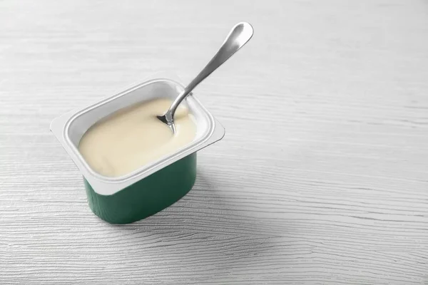 Пластиковая чашка с ванильным йогуртом — стоковое фото