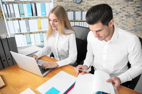 Jeunes employés travaillant au bureau — Photo