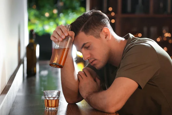 음료의 병으로 젊은 남자 — 스톡 사진