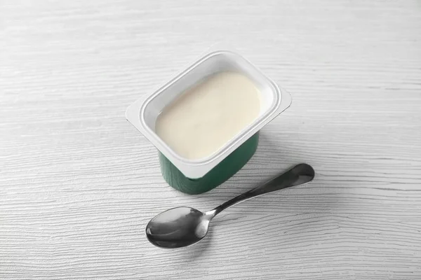 Copa de plástico con yogur de vainilla — Foto de Stock