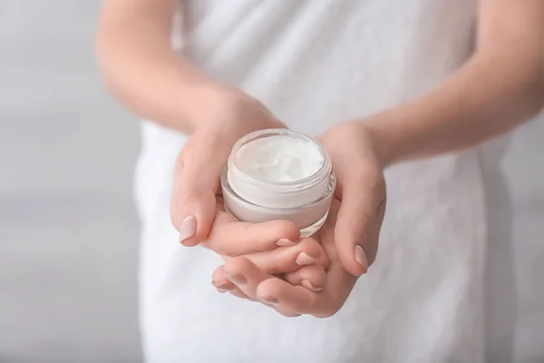 Mujer con tarro de crema de manos —  Fotos de Stock