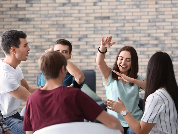 Gente divirtiéndose juntos en interiores. Concepto de unidad — Foto de Stock