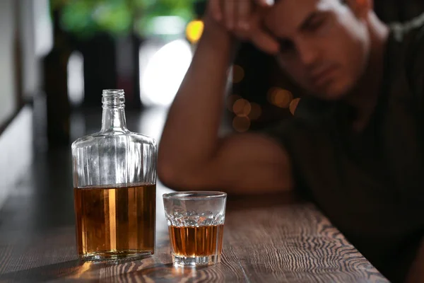 Verre et bouteille de boisson et homme — Photo