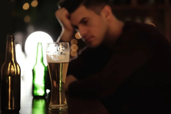 Glas öl och man — Stockfoto