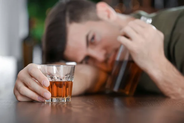 Uomo con bicchiere e bottiglia di bevanda — Foto Stock