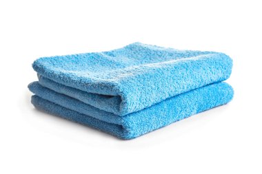 Beyaz arka plan üzerinde temiz terry havlu katlanmış