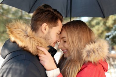 şemsiye ile genç bir çift