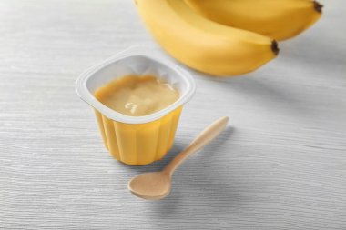 Plastik bardak muzlu yoğurt ile 