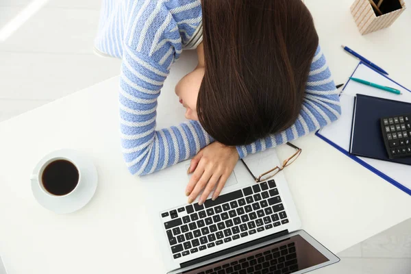 Mujer cansada durmiendo —  Fotos de Stock