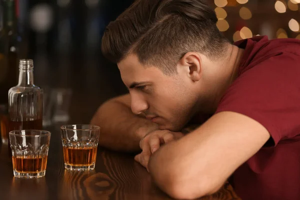 Homem bêbado no bar — Fotografia de Stock