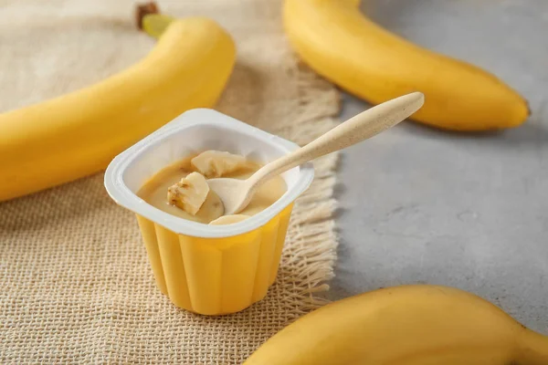Copo de plástico com iogurte de banana — Fotografia de Stock