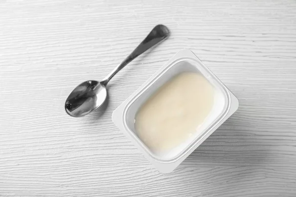 Plastic beker met vanille yoghurt — Stockfoto