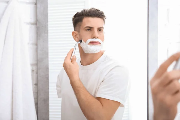 Pohledný muž, holení — Stock fotografie