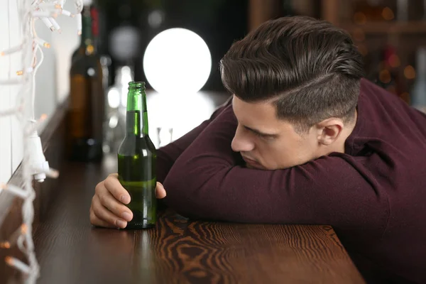 Jovem com garrafa de cerveja — Fotografia de Stock