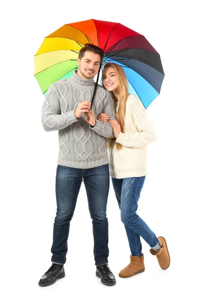 Jovem casal com guarda-chuva colorido — Fotografia de Stock