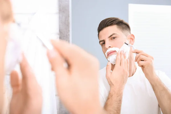 Handsome man shaving — Stock Photo, Image