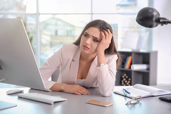 Mujer cansada en el lugar de trabajo — Foto de Stock