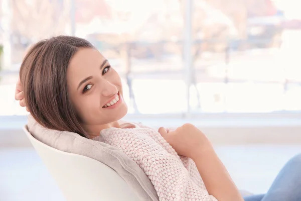 Jeune femme au repos — Photo