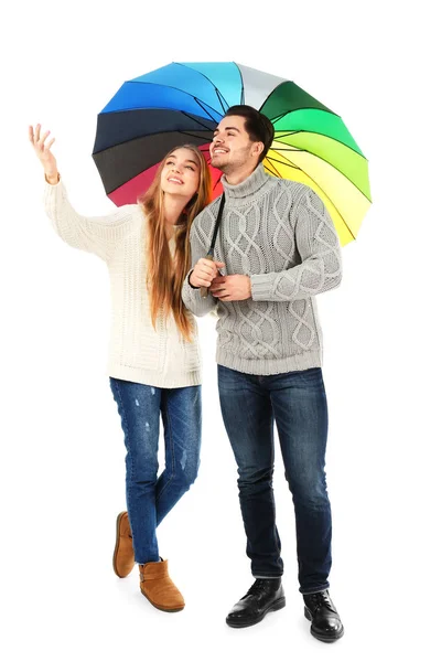 Jovem casal com guarda-chuva colorido — Fotografia de Stock