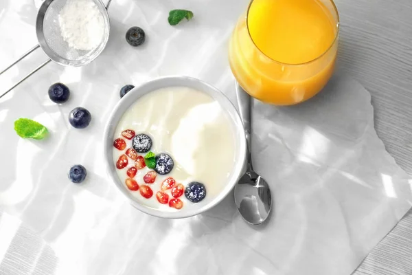 Yogurt with pomegranate seeds — Stock Photo, Image