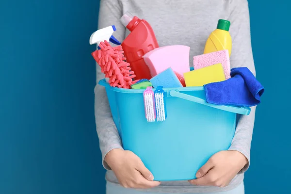 Mulher segurando balde com suprimentos de limpeza — Fotografia de Stock