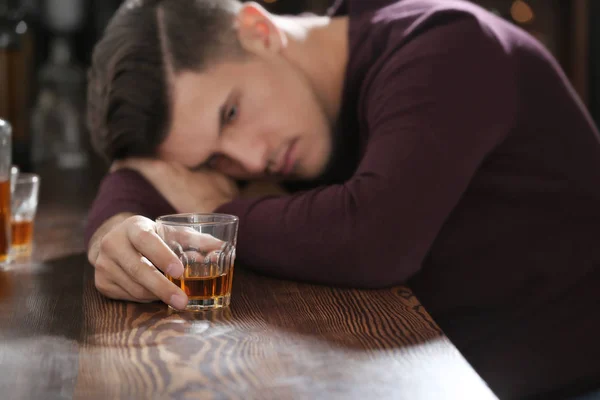 Opilý muž se sklenkou nápoje — Stock fotografie