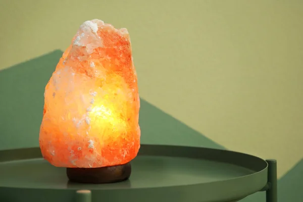 Himalayan soli lampa na stół wobec koloru tła — Zdjęcie stockowe