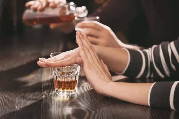 Vrouw weigeren om alcohol te drinken — Stockfoto