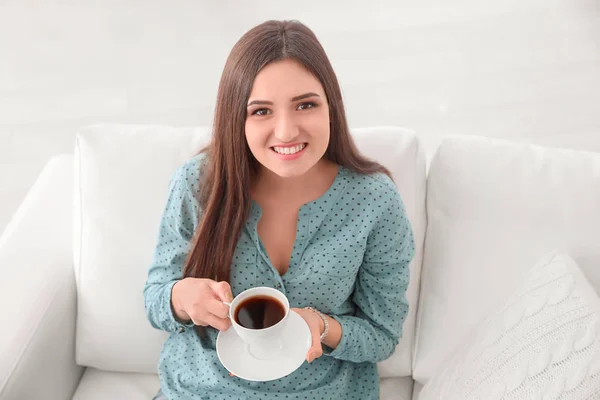 Giovane donna che beve caffè — Foto Stock