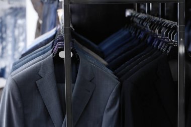 Mağazasında şık giysiler