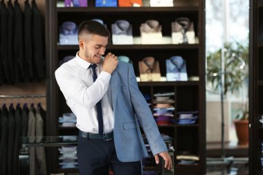 Şık takım elbise çalışan adam 