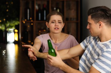 adam kadına bira vermeyi reddederek  